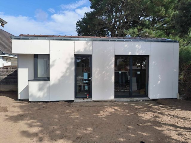 Création d’une annexe d’environ 20 m² pour recevoir enfants et petits-enfants : fondations coffrées, dallage, mur en parpaing et ossature bois.