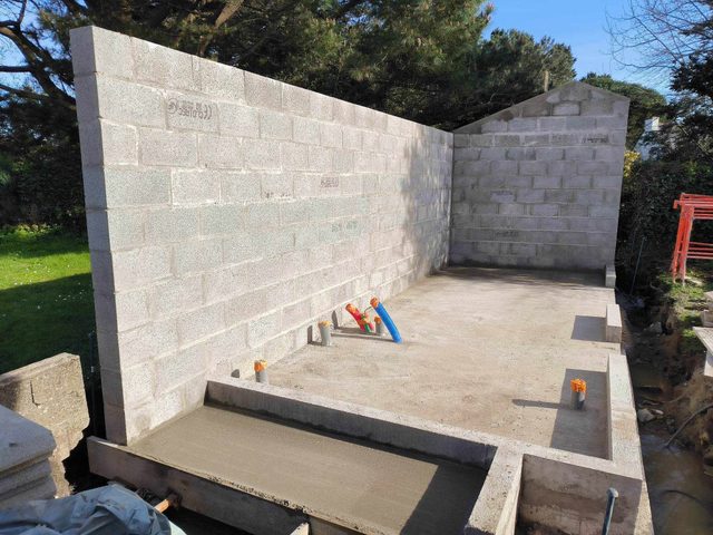 Mur en parpaing terminé, prêt pour l’ossature bois.