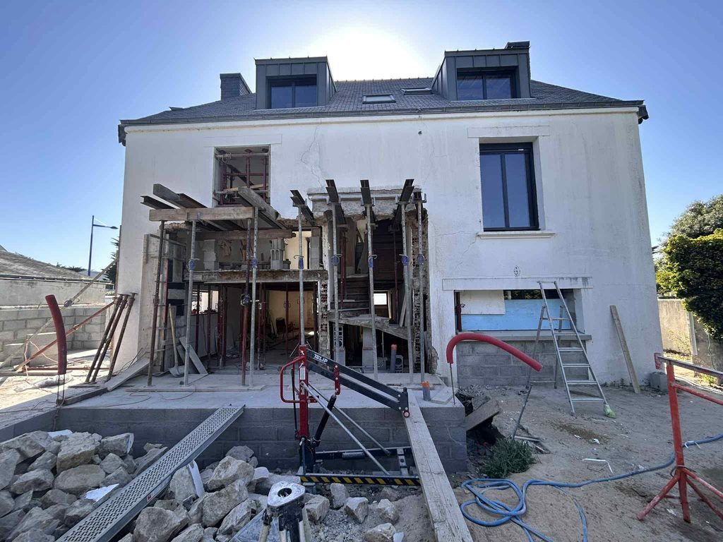 Ouverture du mur porteur sur toute la largeur de la façade, étaiement métallique en place.