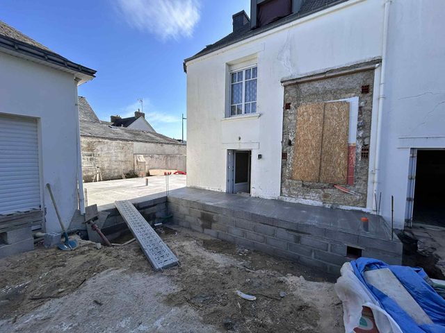 Plancher coulé, au niveau de la maison existante.