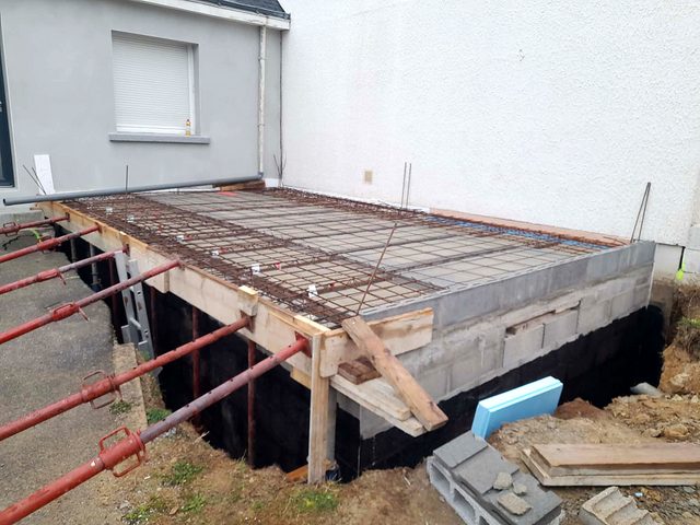 Treillis soudé posé sur tout le plancher, avant coulage.
