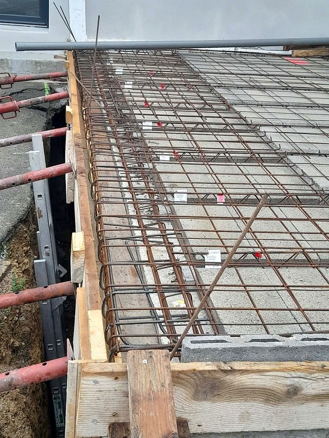 Armatures en rive du plancher, dans le porte-à-faux.