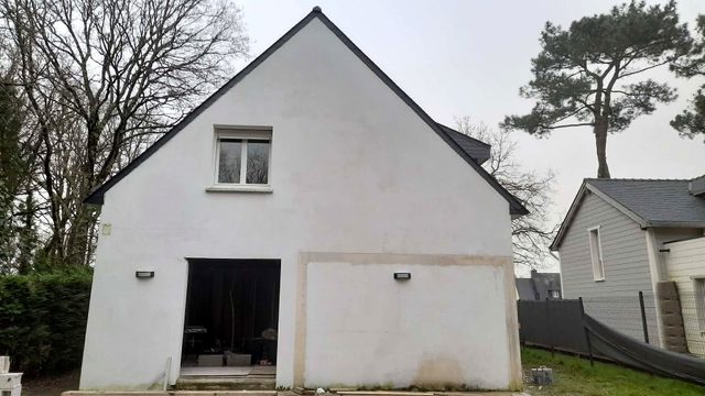 Avant travaux : le pignon côté jardin, avec une simple porte au rez-de-chaussée.