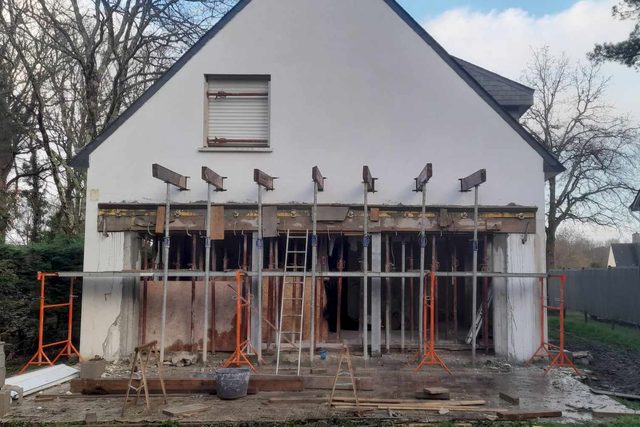 Étaiement provisoire du mur et de la dalle, puis coulage du linteau en béton armé de 7,60 m.