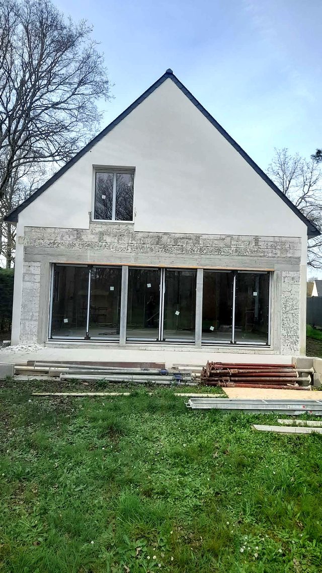Ouverture de 6,20 m réalisée, poteaux HEA 160 galvanisés en place et baies vitrées posées.