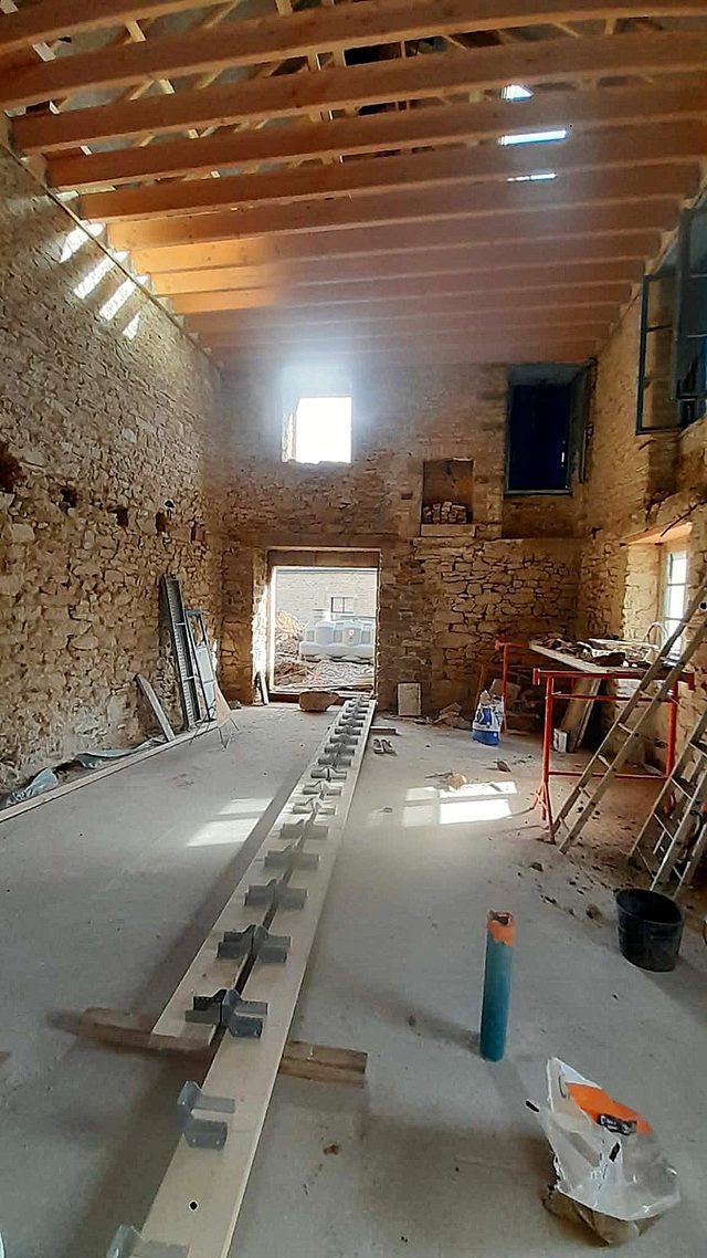 La pièce avec sa dalle et le nouveau plancher.