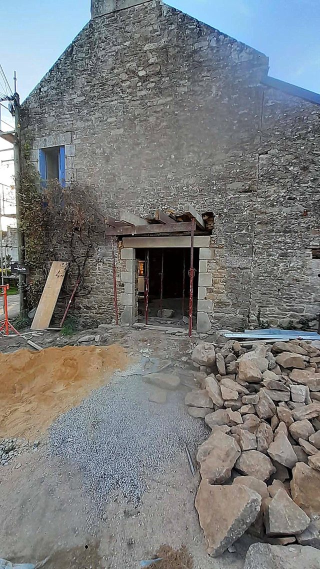 Nouvelle porte : jambages et linteau en pierre, étaiement en place.